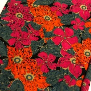 One pair of LuLaRoe leggings, size tall and curvy